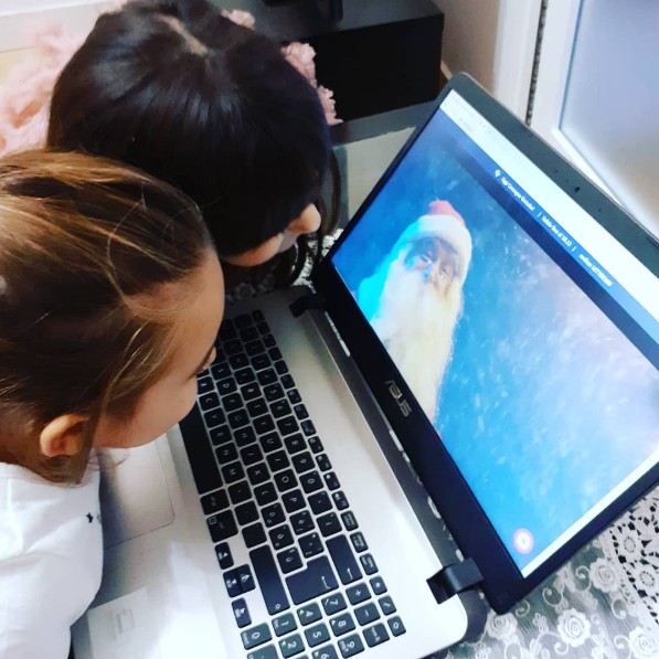 Família assistindo vídeo do Papai Noel