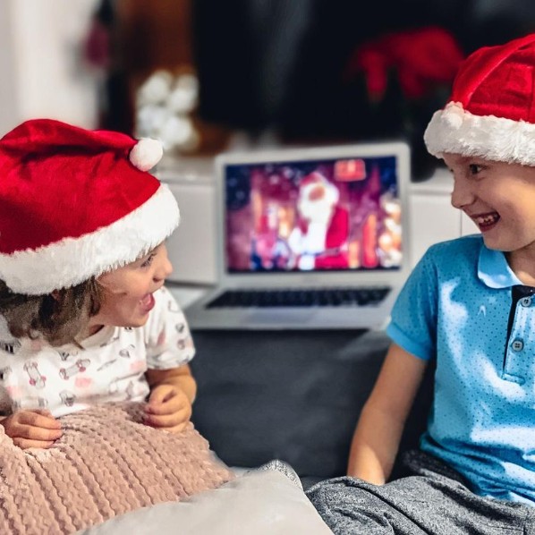 Netos felizes assistindo vídeo de Natal