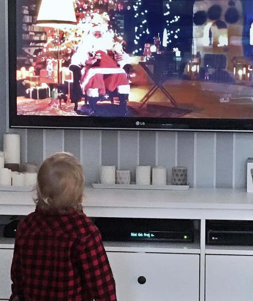 Menina feliz com vídeo do papai noel